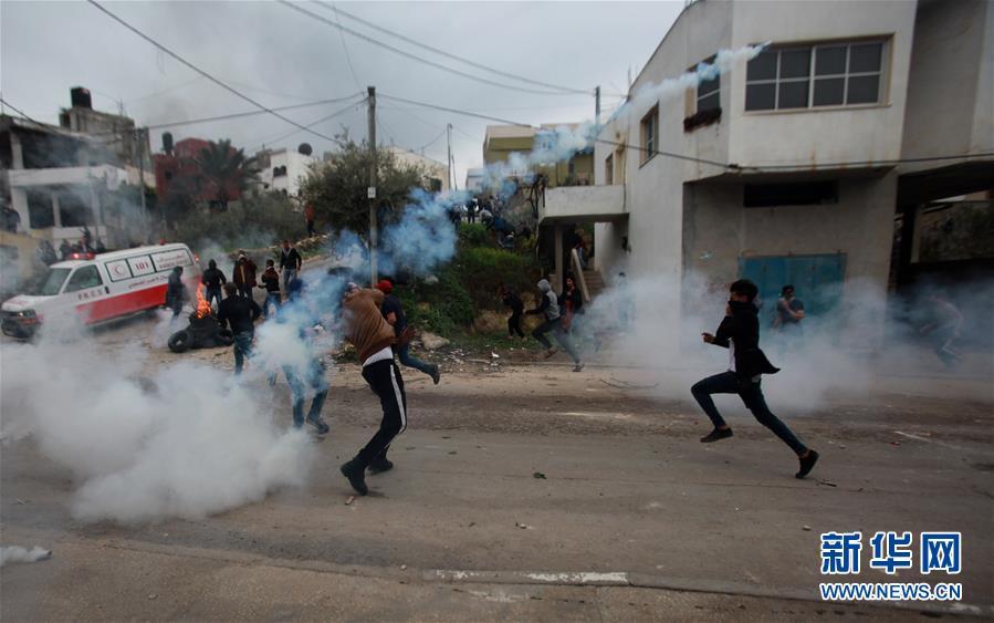 　　2月6日，在约旦河西岸城市杰宁西部城镇亚蒙，巴勒斯坦人与以军发生冲突。新华社发（尼达尔·埃什塔耶摄）