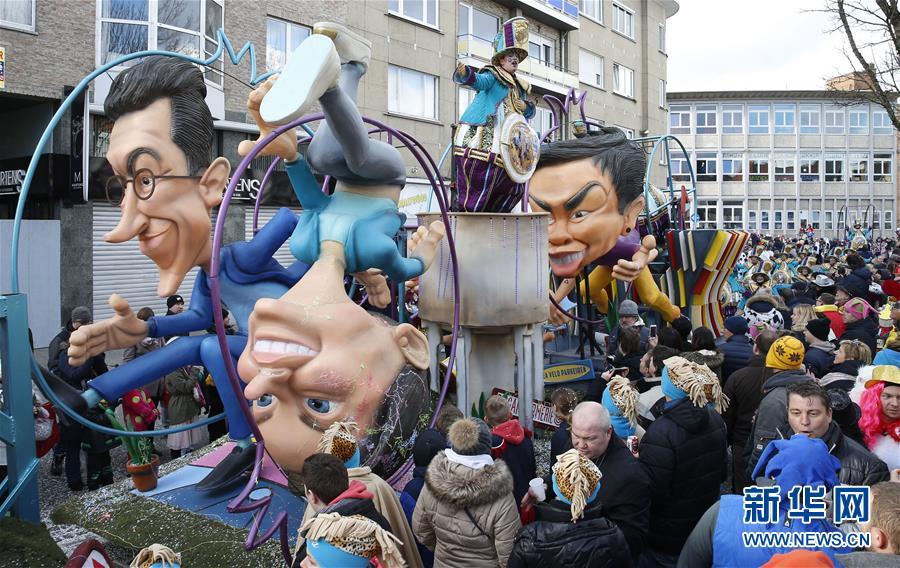 2月11日，在比利时小城阿尔斯特，人们盛装参加狂欢节游行。　　当日，为期3天的狂欢节在阿尔斯特拉开帷幕。阿尔斯特狂欢节于2010年11月被联合国教科文组织列入“人类非物质文化遗产代表作名录”。　　新华社记者叶平凡摄