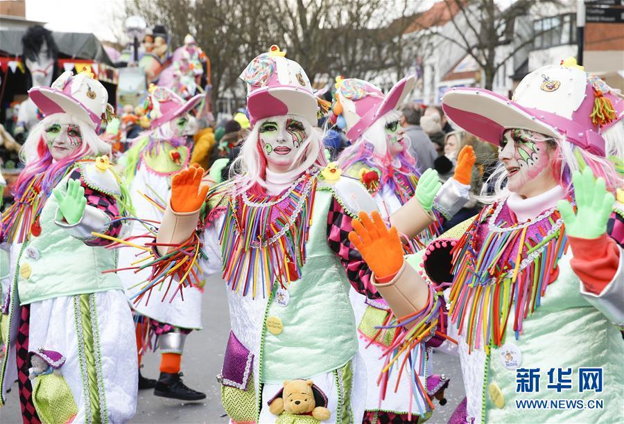 2月11日，在比利时小城阿尔斯特，人们盛装参加狂欢节游行。　　当日，为期3天的狂欢节在阿尔斯特拉开帷幕。阿尔斯特狂欢节于2010年11月被联合国教科文组织列入“人类非物质文化遗产代表作名录”。　　新华社记者叶平凡摄