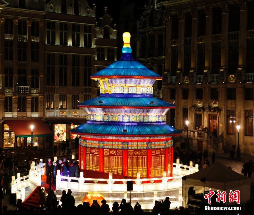　　当地时间2月22日晚，中欧双方在比利时地标布鲁塞尔大广场举行元宵灯展亮灯仪式——随着正月十五的临近，开始在号称“欧洲心脏”的比利时闹花灯。图为久负盛名的四川自贡天坛彩灯。 中新社记者 德永健 摄