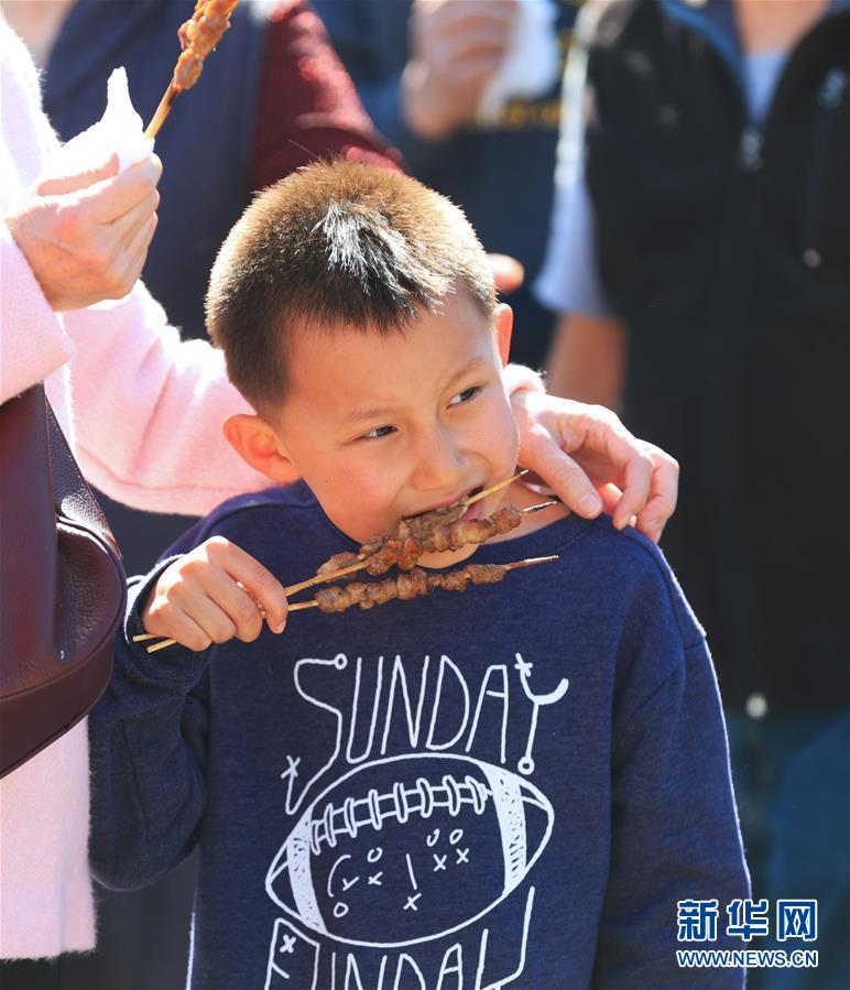 　　 2月24日，在美国洛杉矶县阿尔汉布拉市，一个男孩在新春园游会上享受美食。当日，洛杉矶县阿尔汉布拉市举行第27届“四海迎春”新春园游会，吸引约2万名游客参与。 新华社记者李颖摄