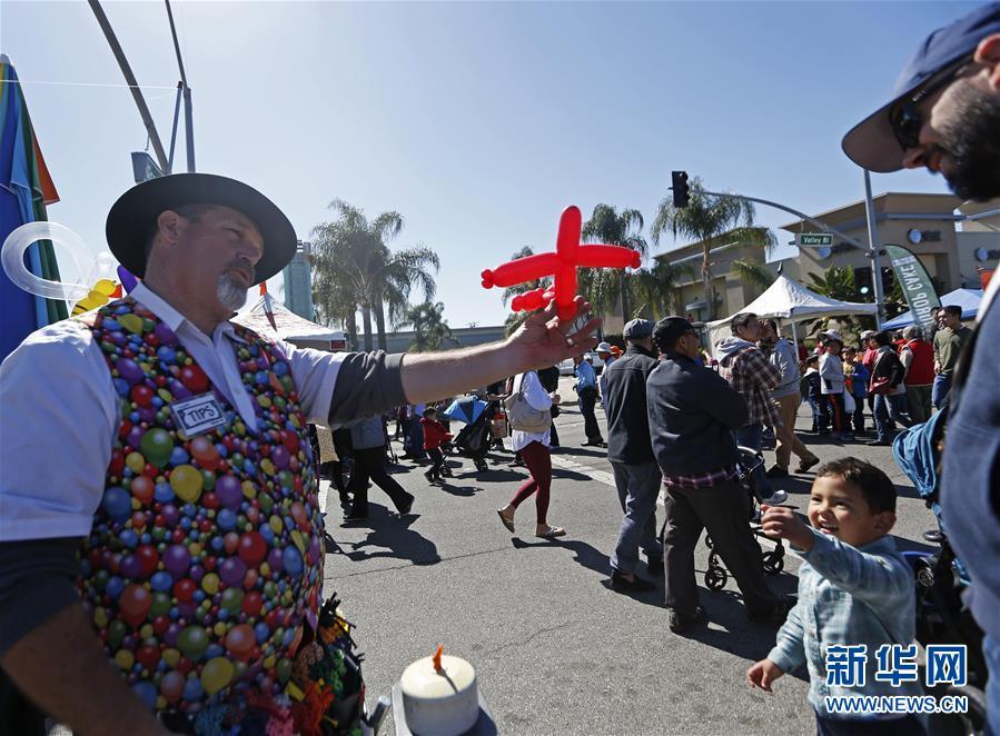 　　2月24日，在美国洛杉矶县阿尔汉布拉市，一名小贩在新春园游会上为小朋友制作气球“飞机”。当日，洛杉矶县阿尔汉布拉市举行第27届“四海迎春”新春园游会，吸引约2万名游客参与。 新华社记者李颖摄