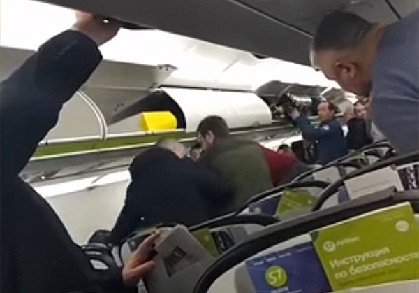 俄男子飞机上打骂其他乘客掐小孩脖子被制伏