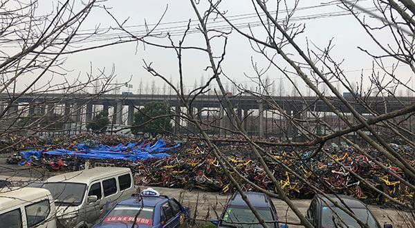 上海一停车场起火大量共享单车被毁,或由废弃