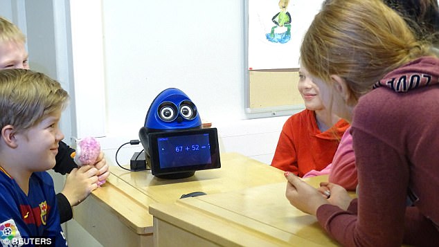 芬兰学校用机器人教语言 花样说江南style