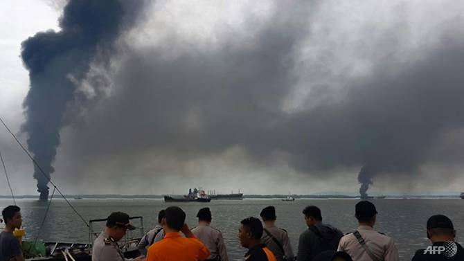 印尼海域原油泄露发生大火 已致2人死亡