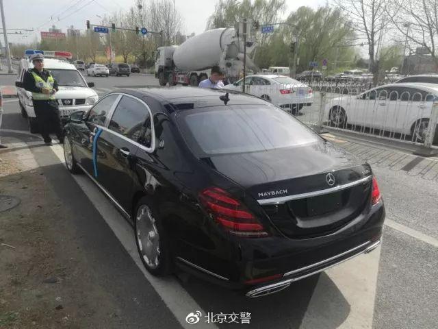 司机不屑北京交警：我这300多万的车你们也敢扣？