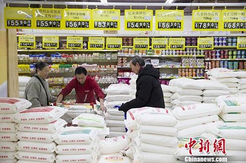 实物消费升级 消费成中国经济平稳运行“压舱石”