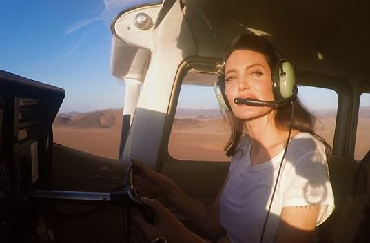 女神无所不能！安吉丽娜·朱莉熟练驾驶飞机过沙漠