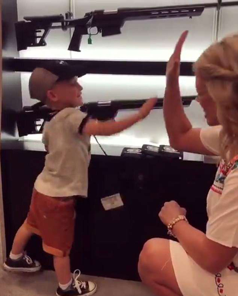美女子鼓励4岁男孩操作步枪上膛射击引热议