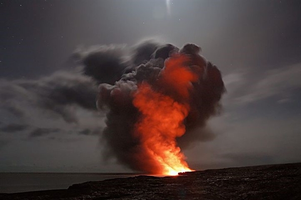 首次伤人 夏威夷基拉韦厄火山熔岩飞溅烫伤居民