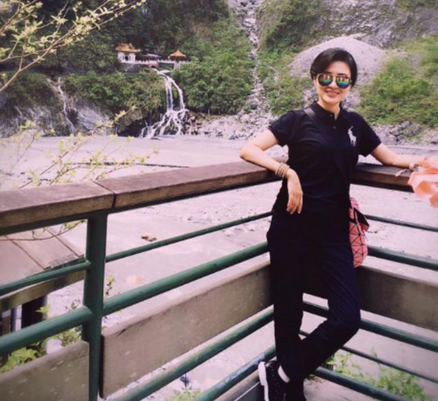 央视第一美女主持人，50岁近照曝光，岁数越长越有韵味!