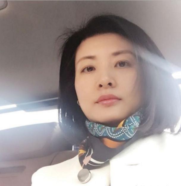 央视第一美女主持人，50岁近照曝光，岁数越长越有韵味!