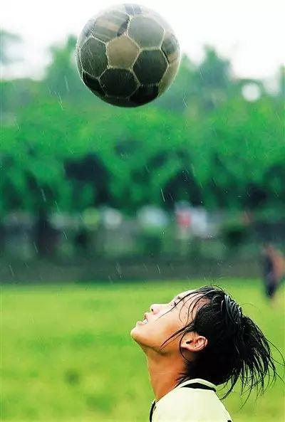这群中国女孩边捡垃圾边踢球 连续三年夺世界
