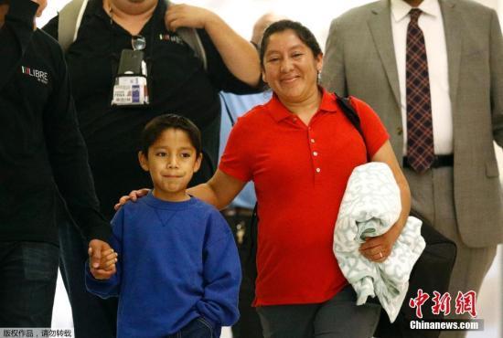 美国土安全部:超500名儿童移民已同家人团聚