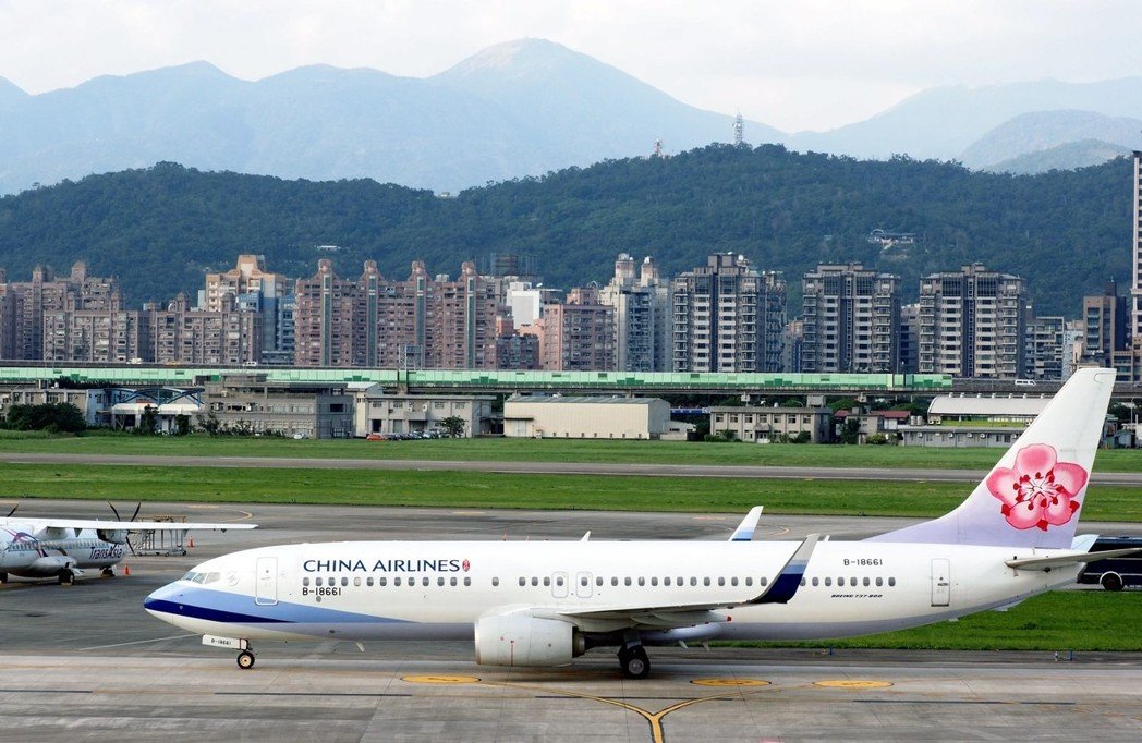 外媒质疑航空公司更改台湾地位,梁振英投书《