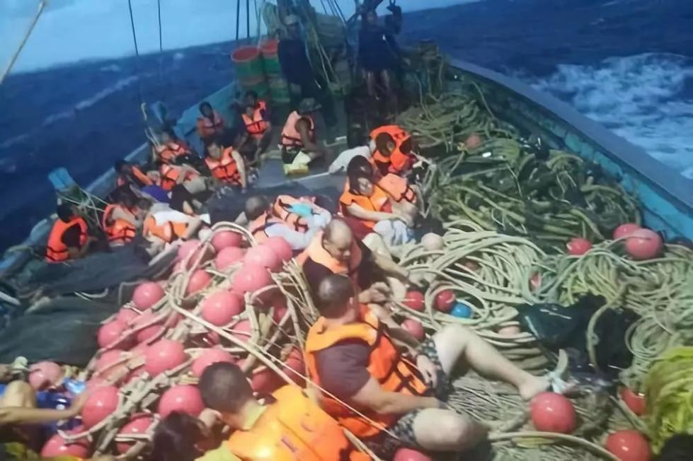 泰国翻船事故中国游客1人死亡50人失踪 10艘