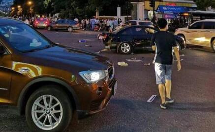 杭州闹市区一奔驰撞十余行人 已致两人死亡