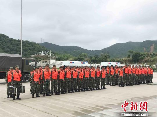 台风“安比”登陆前，武警舟山支队机动中队进入备战。　张斌 摄