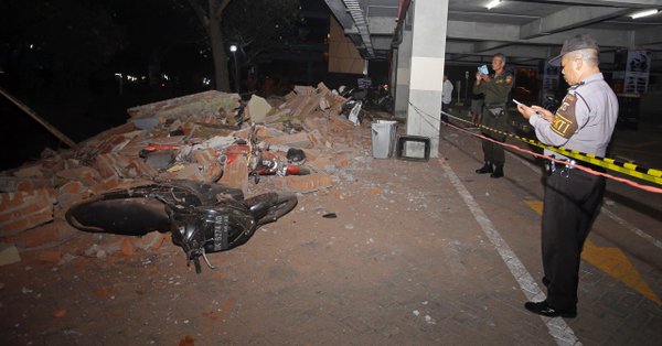 印尼7.0级地震已致82死数百伤 媒体称40多中国人被困