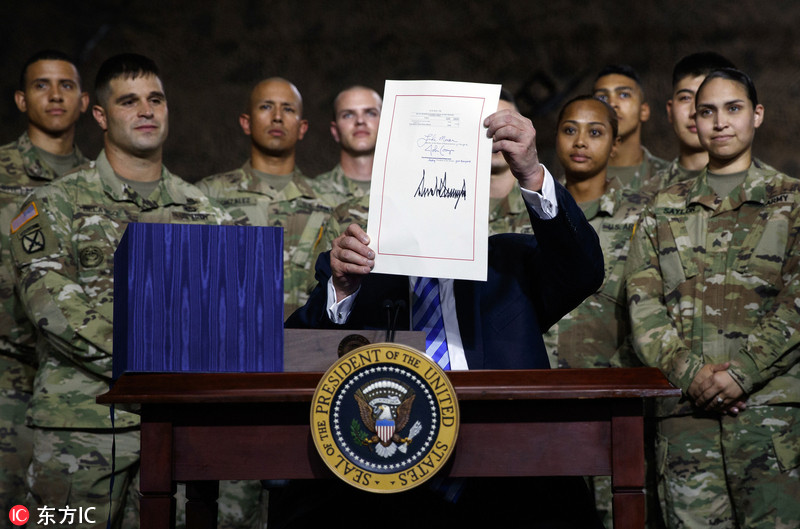 当地时间2018年8月13日，美国纽约德拉姆堡军事基地，美国总统特朗普签署总额达7160亿美元的2019年度国防授权法案，法案正式生效。由此，美军军费将增加2.6%，为9年来最大增幅。