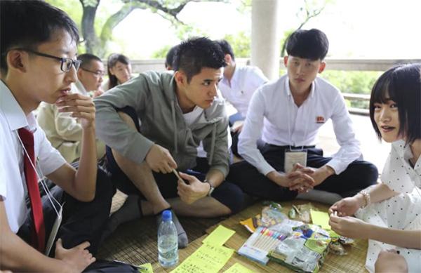 日朝大学生重启交流:朝鲜学生也是日漫迷,用本
