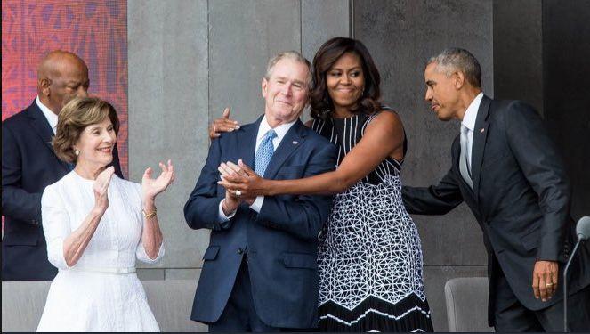 小布什与奥巴马夫人的暖心甜蜜,竟在麦凯恩葬