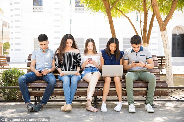 研究:大部分青少年都喜欢网上聊天而不喜欢见