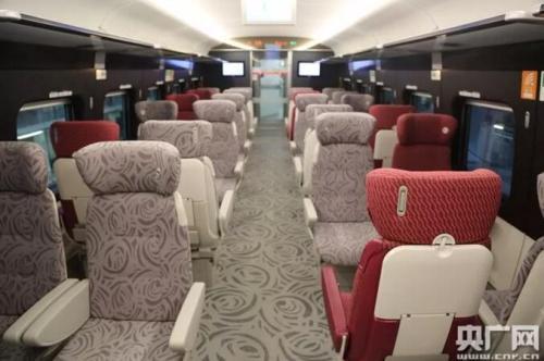 颜色多样的座椅让列车充满时尚气息(央广网记者 张磊 摄)