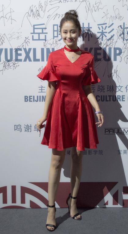 青年演员凯迪丽娅受邀出席北京时装周黑色印花