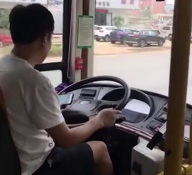 公交司机边开车边玩手机游戏被举报,惊动湖南