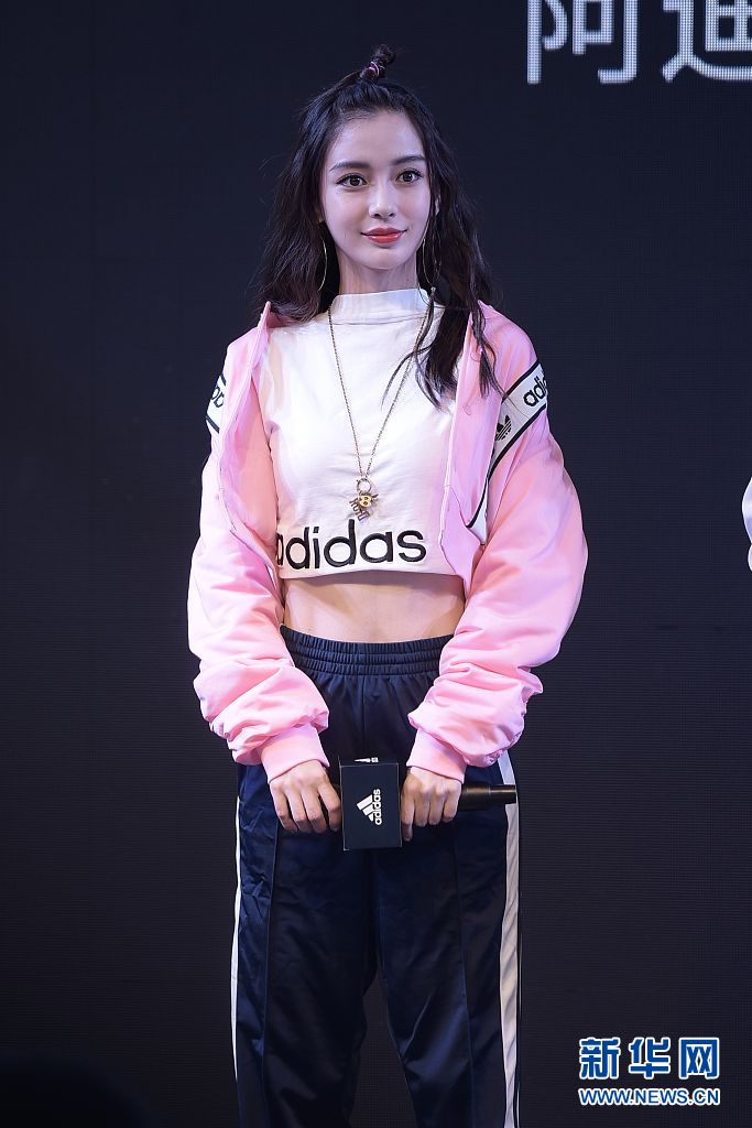 Angelababy粉色夹克+运动裤 梳苹果头娇俏