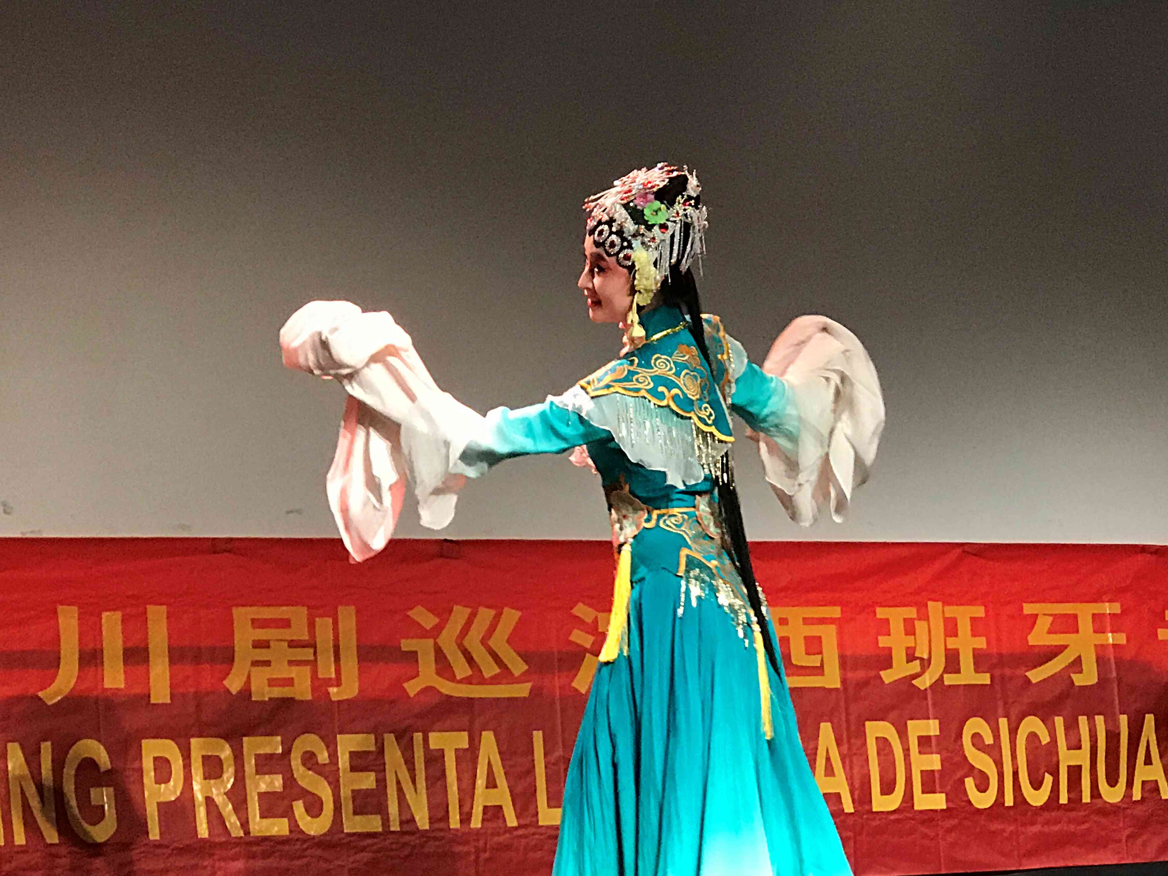 重庆大学川剧艺术团巡演西班牙--展示中华戏曲