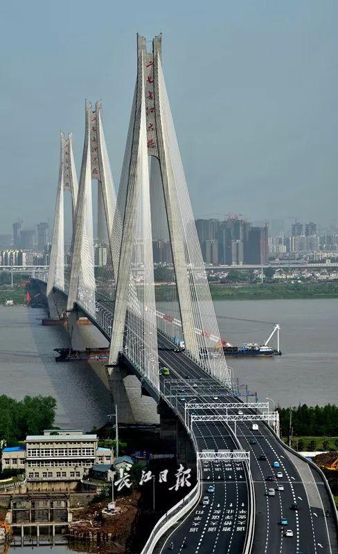 重庆公交坠江，为何大桥护栏没拦住?武汉桥梁专家一语道破真相