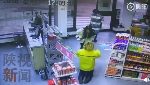 加油员给奔驰女车主磕头续:司机道歉 将被治安处罚