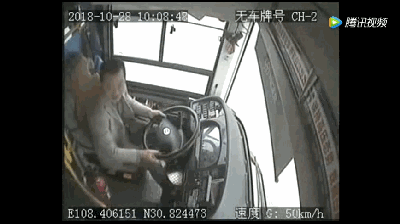 公交司机紧急制动大妈闪了腰 发怒称要打破司机头