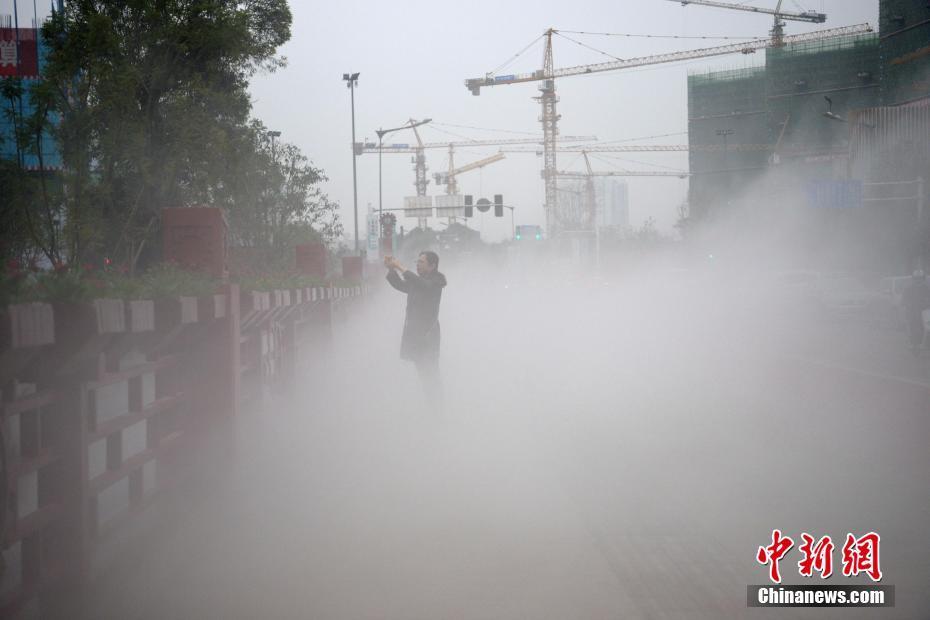 成都街头开启喷雾除霾装置抵御污染天气