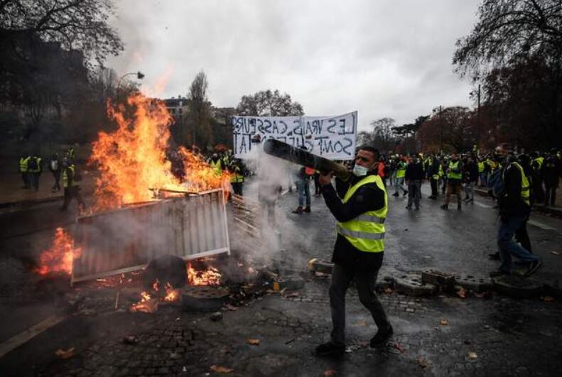 法国黄背心示威变严重暴乱 凯旋门遭肆意破坏