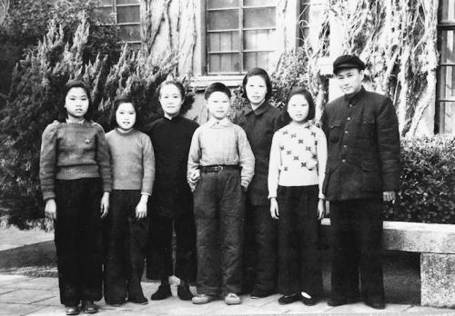 图片说明：1949年，陈瑞生(左四)与家人合影。