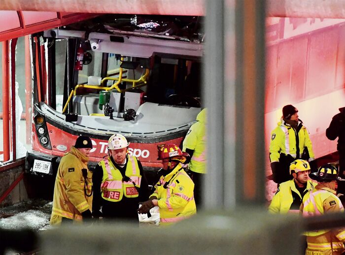 双层公交失控撞上站牌其上层遭切割致至少26死伤 事发加拿