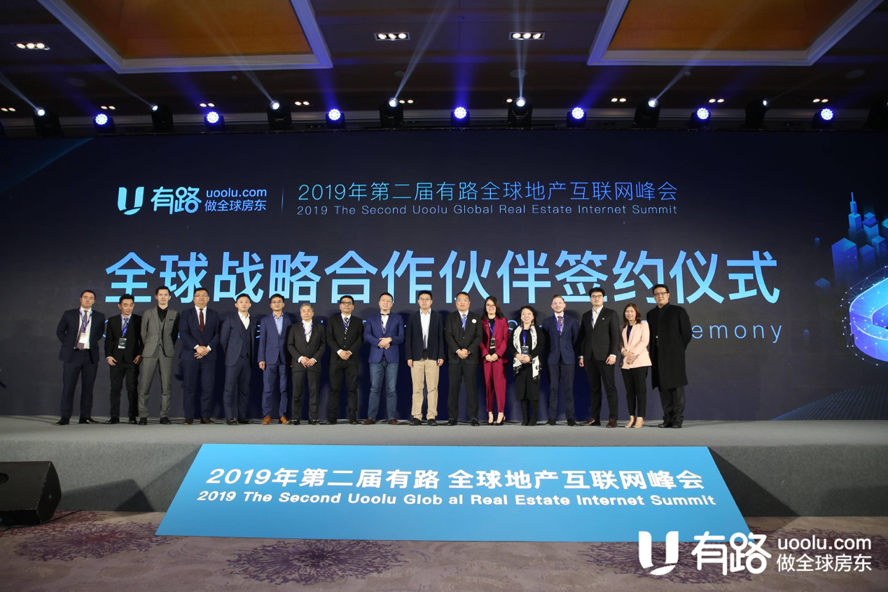 Բ����̳Ҳ�Ƿ�ᵱ�����ܹ�ע�Ļ���֮һ���α��ǽ��ơ�ȫ�򻯡���Ͷ����������������̽�ֺͷ�������·������������ƽ���ʱ�CEO���������Ϊ��һ��Բ����̳�������ˣ���α��Ǿ͡��Ƽ�����ȫ�򷿲�Ͷ�ʡ�չ�������ۣ����Ի����������µĿƼ����������ݡ�AI����ȫ���ʲ������е����÷����˼��⡣�ڶ���Բ����̳����·�ϻ��˼�ս�Բ����ܲ�������Ůʿ���֣�����Ϊ���¹�ע��ʮ��֮�ߵġ�ȫ����ʱ���ĵز����������α�����Ϊ��ȫ����ʱ���Ѿ�����������ȫ���������뺣���ʲ������ܲ��ɷ֡�