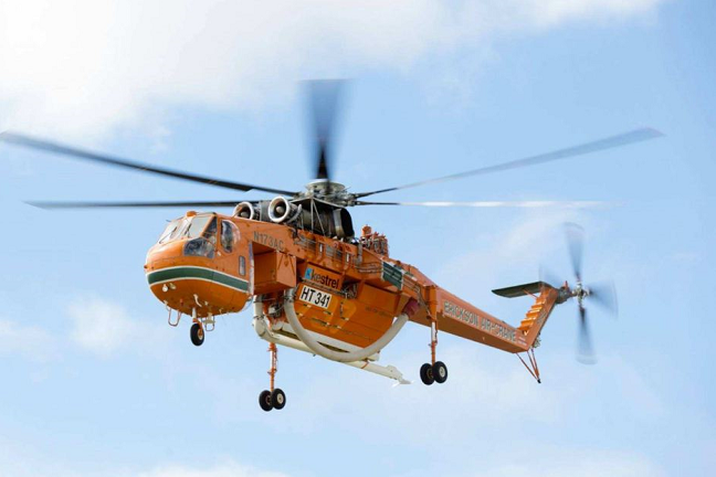 澳大利亚一架消防直升机坠毁 机上人员幸免于难