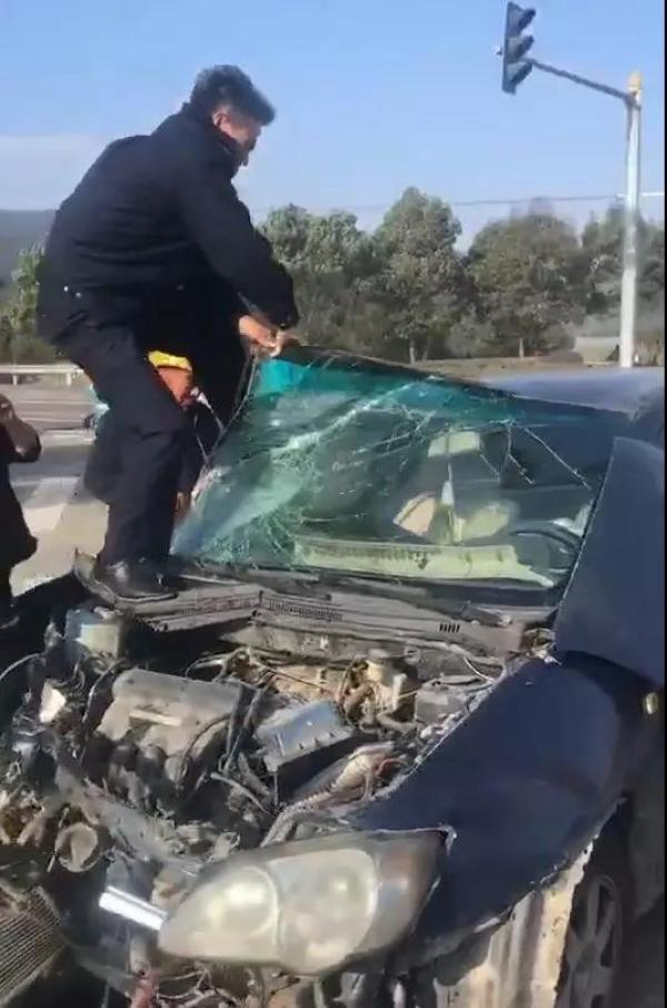 辅警为救车内伤员手撕挡风玻璃 收获30万网友点赞