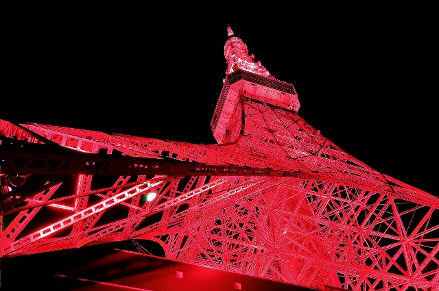 日本东京塔首次披上中国红