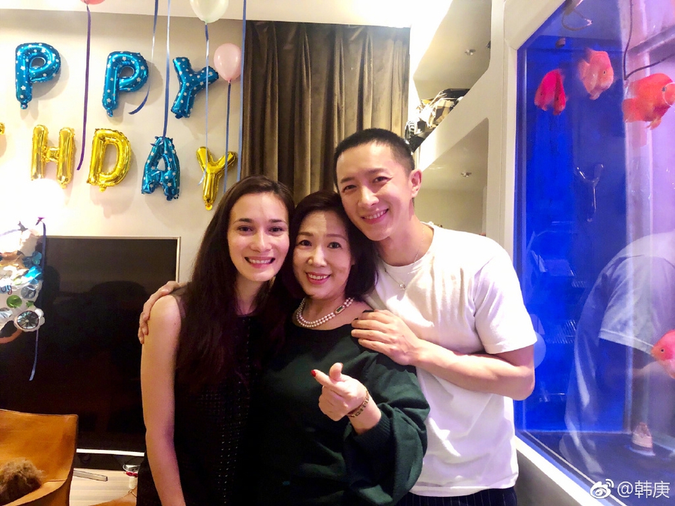 韩庚35岁生日 与妈妈女友卢靖姗温馨同框