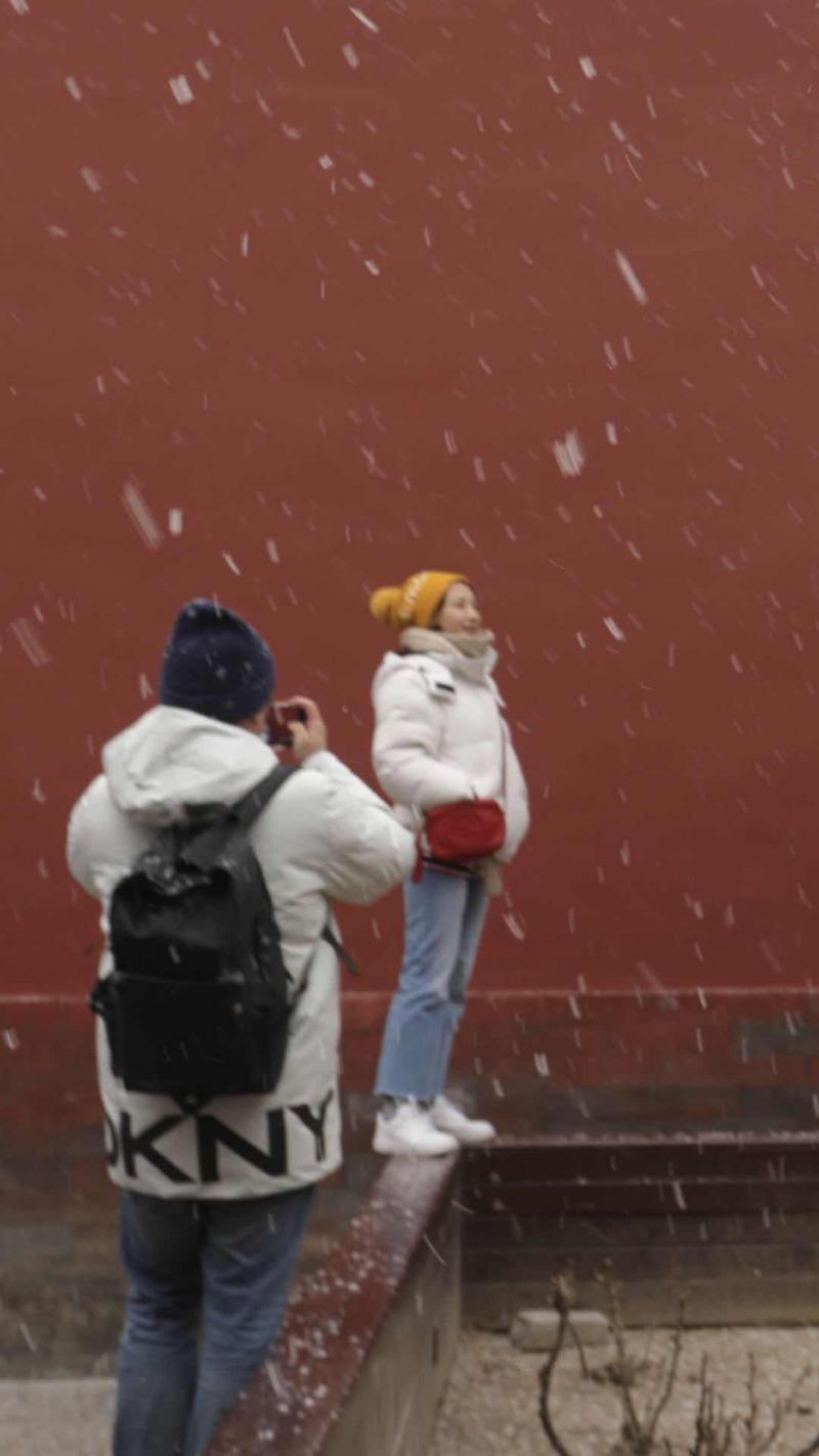 故宫再迎降雪 红墙前拍照受热捧