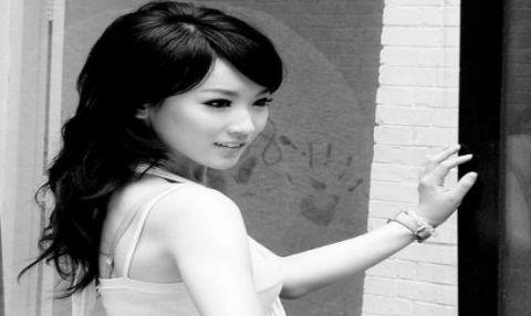 吴京第一次见到谢楠长发竟美到认不出 网友:是真爱吗?