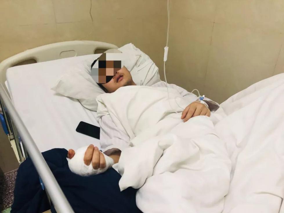 23岁小伙在家拧螺丝手起泡 手指头感染最终被截指