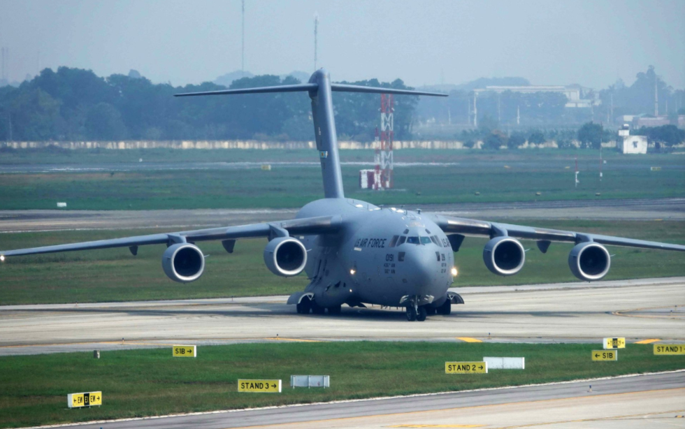 特朗普的专用直升机 被C-17运输机接到了越南