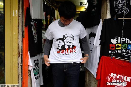 资料图：越南河内一家丝网印刷店的老板设计了印有美国总统特朗普和朝鲜领导人金正恩肖像的T恤。